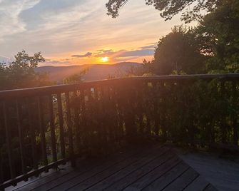3-bedroom, 2-bath chalet, minutes from I-89 Dartmouth Medical Center - Lebanon - Balcón