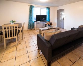 Farmhouse Teal Suite - Logan - Sala de estar