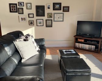 Studio Downtown Apt. 7 w/ Ocean & Mountain Views. - Sitka - Living room