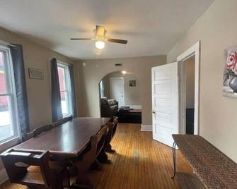 (G2) Large 2 bdrm unit close to downtown Syracuse. - Syracuse - Dining room