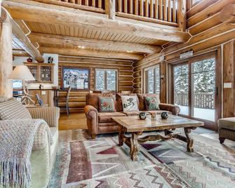 Idyllic Breckenridge Chalet with deck, valley views and Starlink internet - Fairplay - Вітальня