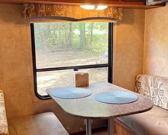 Cozy 2-bedroom RV in a quiet country setting- within 10 minutes from town! - Ozark - Dining room