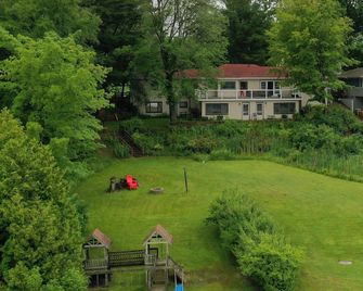 Updated guest apartment with lake views and close to Lake Michigan beaches - Whitehall - Outdoor view