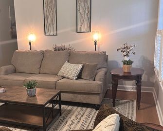 Close to Historic downtown Wake Forest and 20 min to Raleigh - Wake Forest - Huiskamer