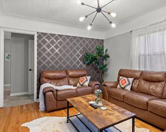 3 Bedroom Fenced Backyard Pets Welcome Sleeps 6 - Lincoln Park - Living room