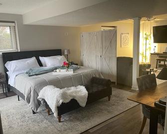 Private Entry, Kng Sz Bed, Kitchenette, Pets Welcm, Cozy, completely separate! - Olathe - Bedroom