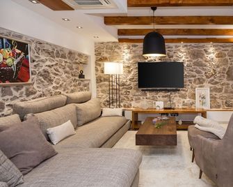 Villa with sauna, garden & BBQ | Pool view - Skradin - Вітальня