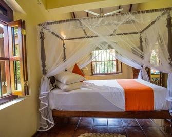 Ideal for Groups - 7 bedrooms - sleeps 18 to 20 pax - 2 pools - two villas - Koggala - Schlafzimmer