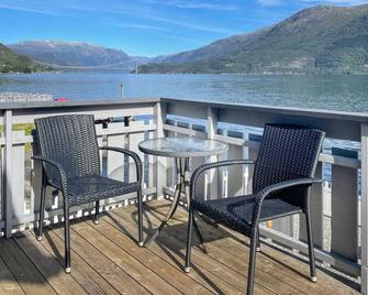 Stunning Home In Vallavik With Wifi - Ulvik - Balkón