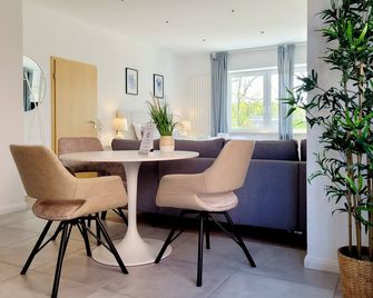 Hafenromantik pur - Exklusive Ferienwohnung mit erstklassigem Blick von 'Momentic' - Neustadt in Holstein - Dining room