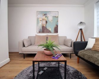 Spacious 5 Bedroom | with Fenced Backyard - Newport - Living room