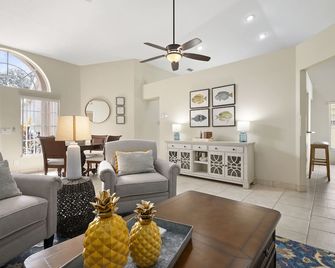 Blue Heron House! Cozy home with heated pool and pool toys! Water view out back! - Bradenton - Sala de estar