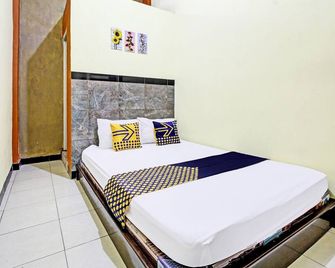 Hotel O Chikam House Syariah - Kediri - Schlafzimmer