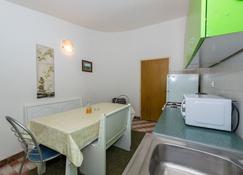 Apartments And Rooms Dragica - Starigrad - Dining room