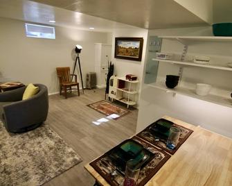 Just off Main Bungalow Basement Apt. - Blanding - Olohuone