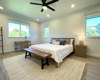 Kolea Landing Modern Beach House w/ Double Suite and Third Bedroom Option - Kailua - Schlafzimmer