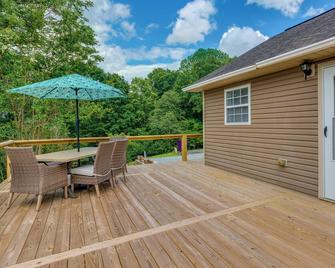 Searcy Vacation Rental with Deck and Water Views! - Searcy - Балкон