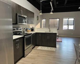 Luxury 1 bedroom loft centrally located to it all! - Dearborn - Kitchen