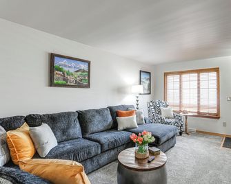 Townhome w/ Patio: 1 Mi to Clearfield Riverwalk - Clearfield - Obývací pokoj