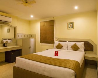 OYO Hotel Baseraa Inn Near Lumbini Park - Hyderabad - Bedroom