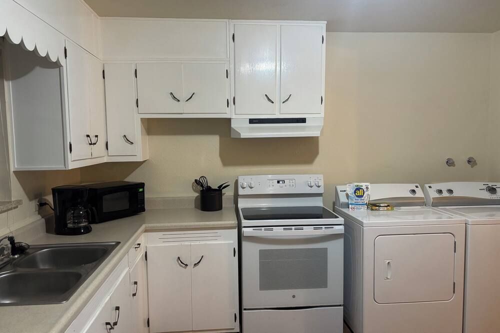 Cozy Corner 1401- West -Unit 2-bedroom apt in adorable La Junta with WiFi, AC