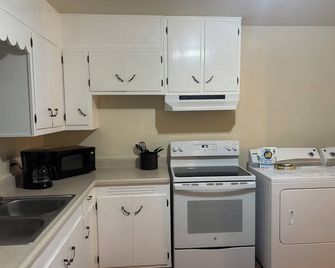 Cozy Corner 1401- West -Unit 2-bedroom apt in adorable La Junta with WiFi, AC - La Junta - Kuchyň