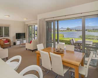 Matarangi Lakeside Gem - Golfers Dream! - Matarangi - Ruokailuhuone