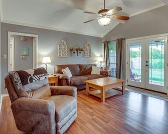 Pet-friendly Bossier City Home Rental: Fenced Yard - Bossier City - Living room