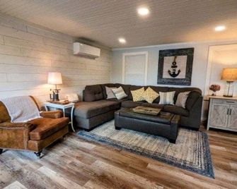 Hidden gem on a private lake - serene, senic and superb! - Batavia - Obývací pokoj