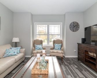 Blue Haven Lake House - pet friendly- Close to beach and downtown South Haven - South Haven - Huiskamer