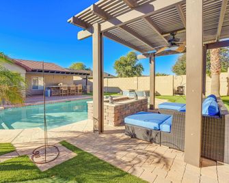 Sunny Home With Backyard Oasis in San Ta - Queen Creek - Piscina