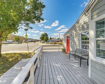 Walk to Expo Square Pavilion Updated Tulsa Home! - Tulsa - Balcony