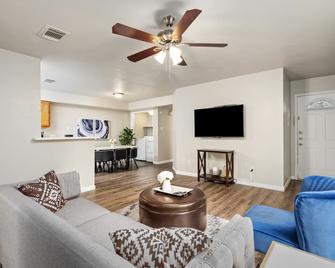 Price Drop! Off-Apt 3br Fast Wifi & More-12b - Cypress - Living room