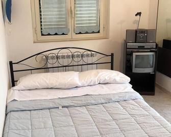 House With 3 Bedrooms in Montenero di Bisaccia, With Wonderful sea View, Enclosed Garden and Wifi Near the Beach - Montenero di Bisaccia - Bedroom