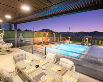 Holiday villa for 8 people in Fethiye Ölüdeniz Ovacık area - Ölüdeniz - Piscine