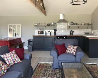 Glebe Barn, Little Glebe Farm - Cheltenham - Kitchen