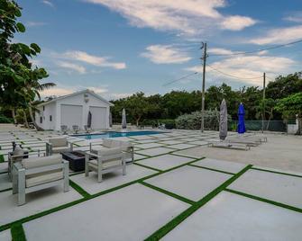 Beautiful Ocean Front Beach House in Islamorada. - Tavernier - Pool