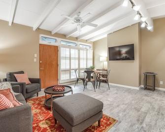 #b Updated 2 Bed, 1 Block To Beach, Esplanade, Riviera Village Shopping! - Redondo Beach - Living room