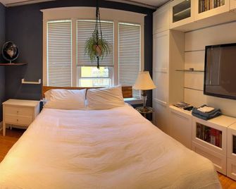 Private suite short walk to downtown - Charlottetown - Schlafzimmer