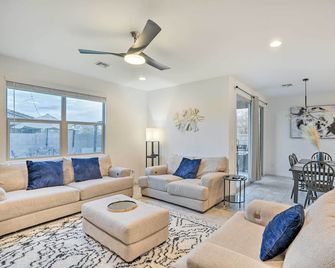 Hot Tub, Putting Green! New-Build Glendale Home - Glendale - Living room