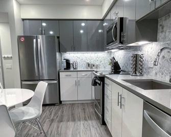 Tranquil Luxe | Steps to Downtown | King Beds | W/D in-unit | gigabit WiFi - Walnut Creek - Kitchen