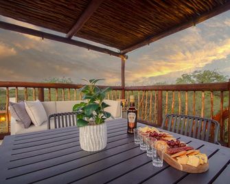 Pillows Luxury Safari Villa, Wood-Fired Hottub, Giraffe-Feeding-Tower, Large Private Pool - Marloth Park - Balkon