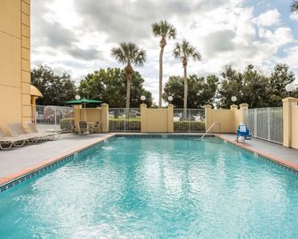 La Quinta Inn & Suites by Wyndham Melbourne Viera - Melbourne - Pool