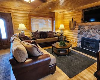 Peaceful 2-bedroom/2-bathroom house in charming Soda Springs - Soda Springs - Sala de estar