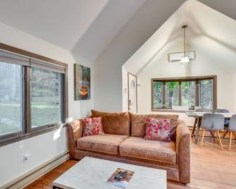 South Salem Vacation Rental with Furnished Deck! - South Salem - 客廳