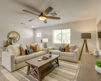 Sun City Retreat w/ Patio Near Golfing & Hiking! - Sun City - Sala de estar