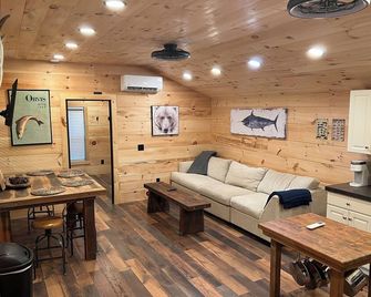Charming 2 Bedroom Cabin in Vanceburg-Your Gateway to Kentucky's Natural Beauty - Vanceburg - Living room