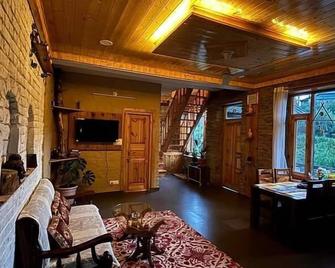 Rustic Roots Home Stay - Naggar - Sala de estar