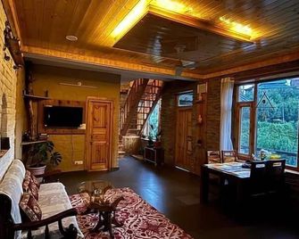 Rustic Roots Home Stay - Naggar - Sala de estar