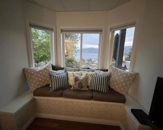 Heart of Peachland - Peachland - Living room